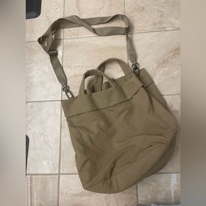 Lululemon Highlander green on my level bag 19L